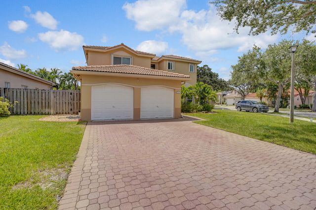 317 E Garden Cove Circle, Davie, FL 33325