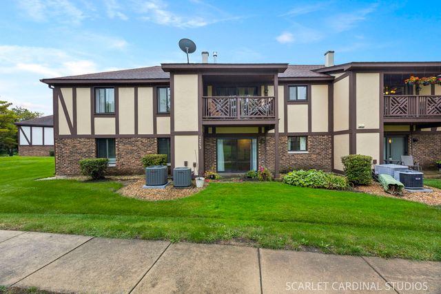 1773 Gloucester Court A, Wheaton, IL 60189