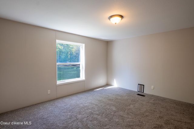 66 Juniper Ln, Naples, ID 83847