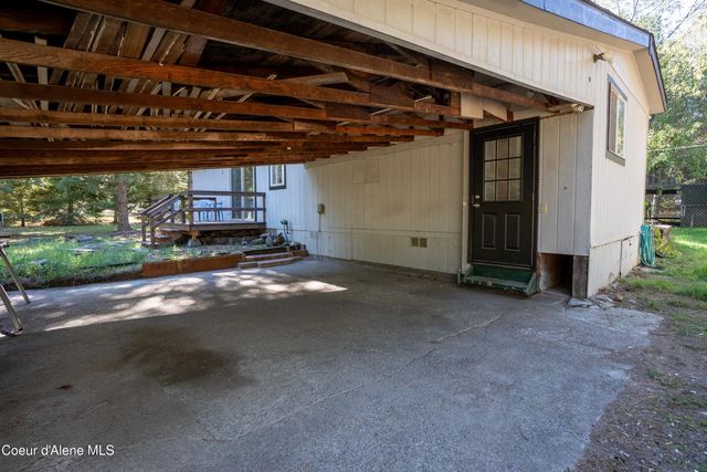 66 Juniper Ln, Naples, ID 83847