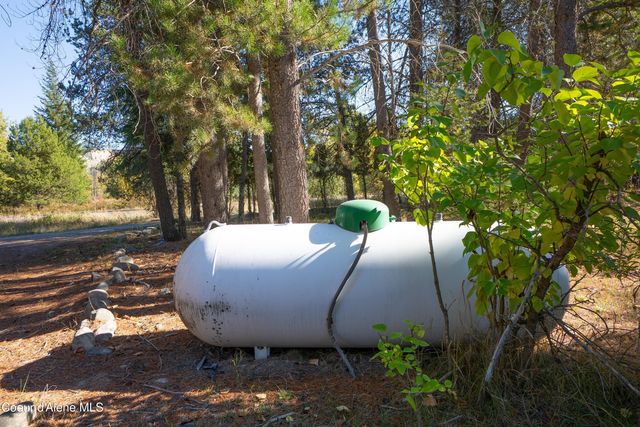 66 Juniper Ln, Naples, ID 83847