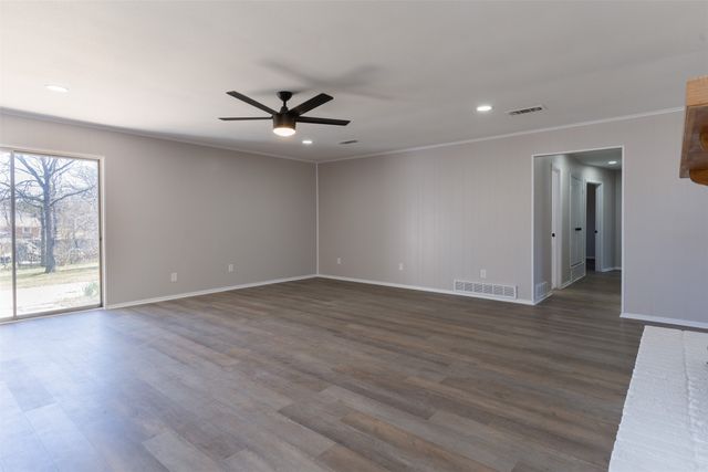 105 Timber Ridge Circle, Burleson, TX 76028