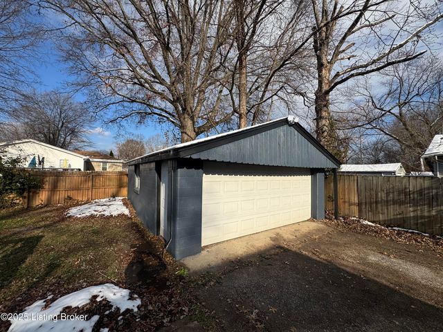 2709 Pioneer Rd, Louisville, KY 40216