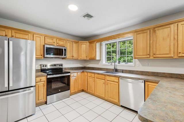 33 Sutherland Drive, Highland Mills, NY 10930