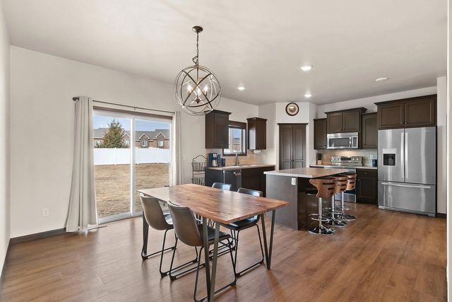 517 PEBBLESTONE CIRCLE, Hobart, WI 54155