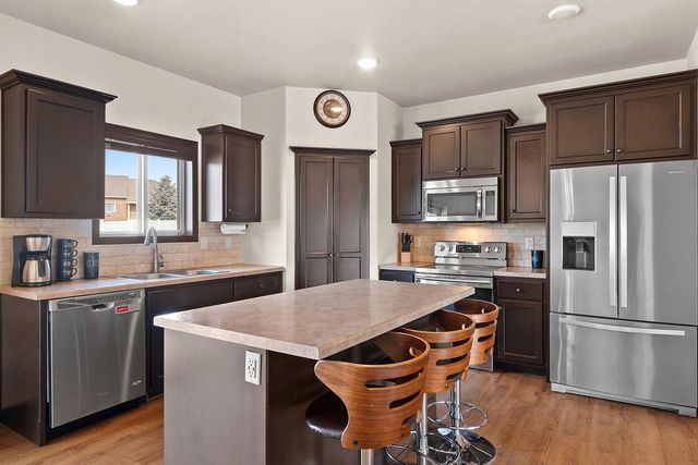 517 PEBBLESTONE CIRCLE, Hobart, WI 54155