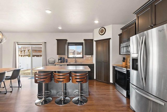 517 PEBBLESTONE CIRCLE, Hobart, WI 54155