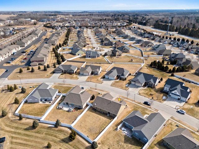 517 PEBBLESTONE CIRCLE, Hobart, WI 54155