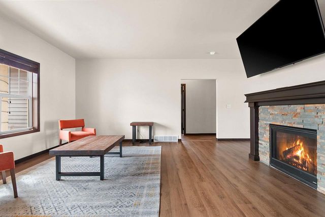 517 PEBBLESTONE CIRCLE, Hobart, WI 54155