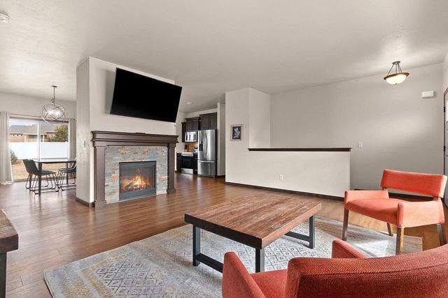 517 PEBBLESTONE CIRCLE, Hobart, WI 54155