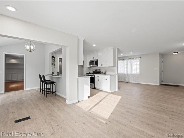 6407 Buxton Court, West Bloomfield, MI 48322