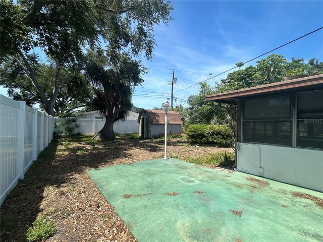 10463 VALENCIA ROAD, Seminole, FL 33772