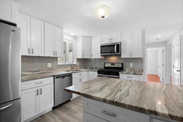 2 Ash St, Amesbury, MA 01913