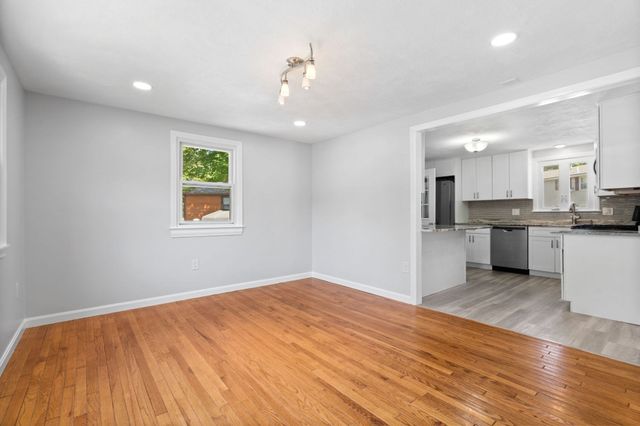 2 Ash St, Amesbury, MA 01913