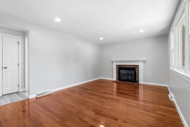 2 Ash St, Amesbury, MA 01913