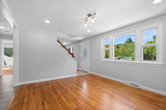 2 Ash St, Amesbury, MA 01913