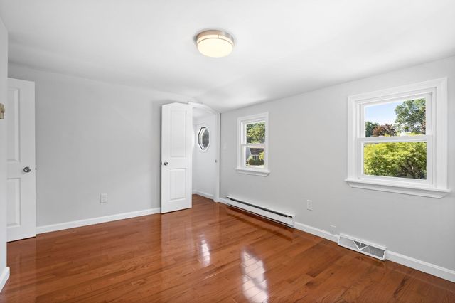 2 Ash St, Amesbury, MA 01913
