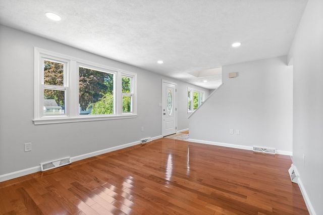 2 Ash St, Amesbury, MA 01913