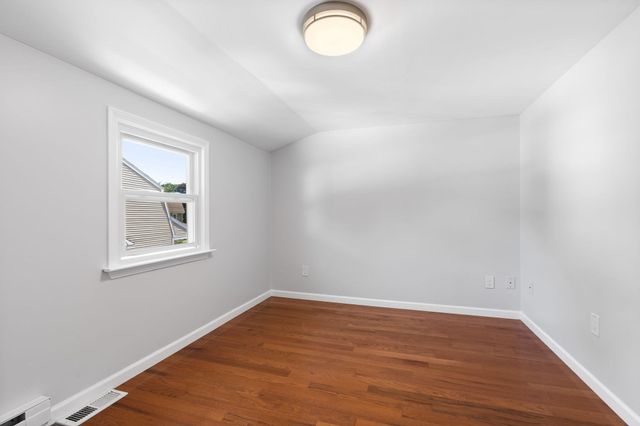 2 Ash St, Amesbury, MA 01913