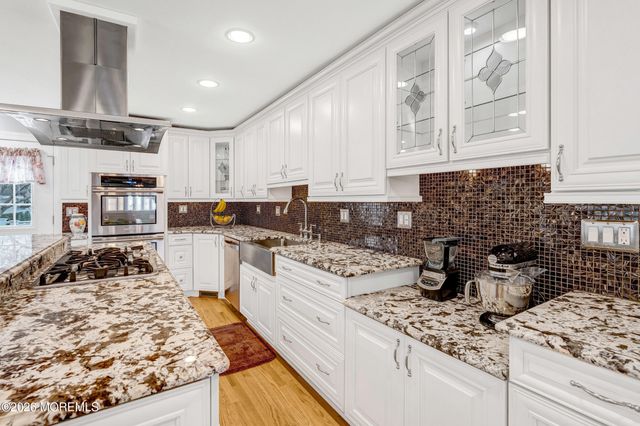 35 Bay Avenue, North Middletown, NJ 07748