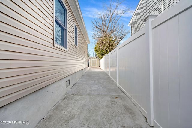 35 Bay Avenue, North Middletown, NJ 07748