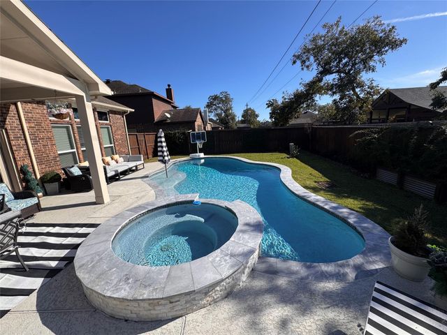 209 Meadow Ridge Way, Clute, TX 77531