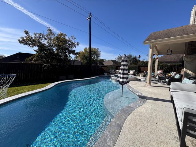 209 Meadow Ridge Way, Clute, TX 77531