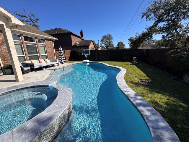 209 Meadow Ridge Way, Clute, TX 77531