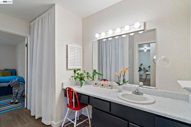 955 Shorepoint Ct 100, Alameda, CA 94501