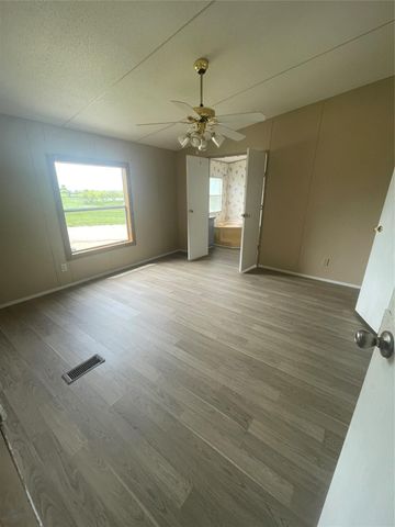 120 Roots RD, Martindale, TX 78655