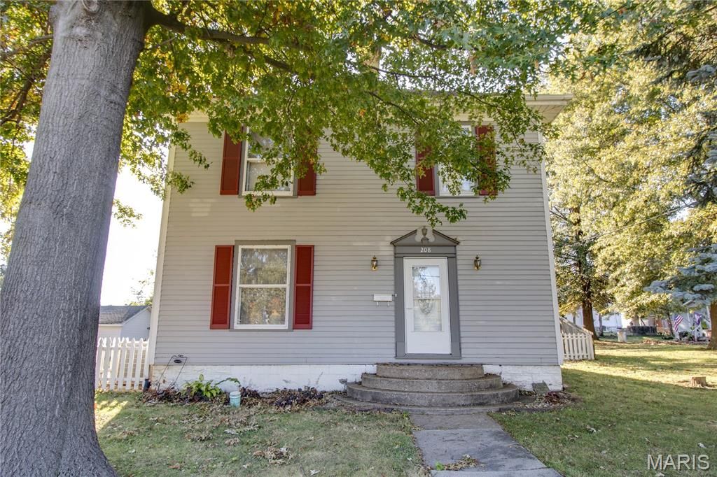 Image 1 of property listing at 208 E Spruce Street, Jerseyville, IL 62052