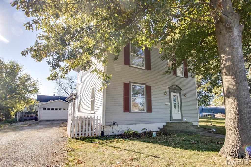 Image 2 of property listing at 208 E Spruce Street, Jerseyville, IL 62052