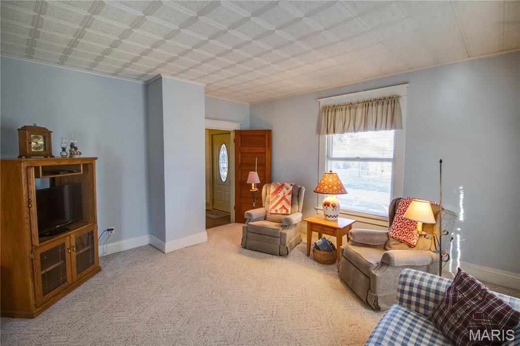 Image 11 of property listing at 208 E Spruce Street, Jerseyville, IL 62052