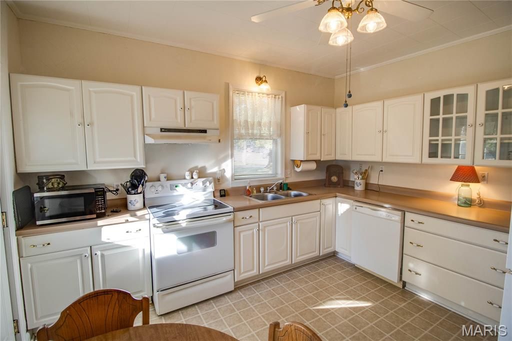 Image 14 of property listing at 208 E Spruce Street, Jerseyville, IL 62052