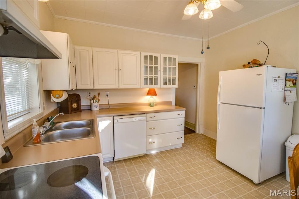 Image 15 of property listing at 208 E Spruce Street, Jerseyville, IL 62052
