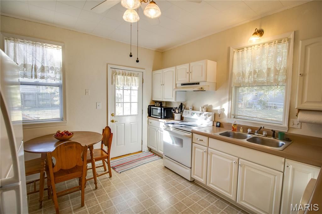 Image 16 of property listing at 208 E Spruce Street, Jerseyville, IL 62052