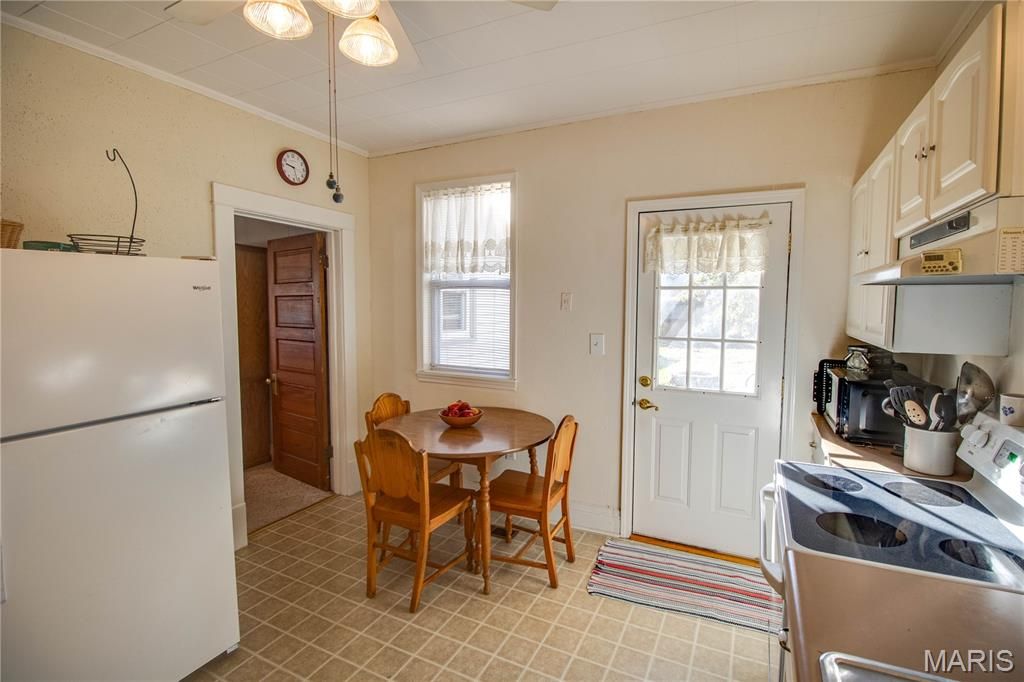 Image 17 of property listing at 208 E Spruce Street, Jerseyville, IL 62052