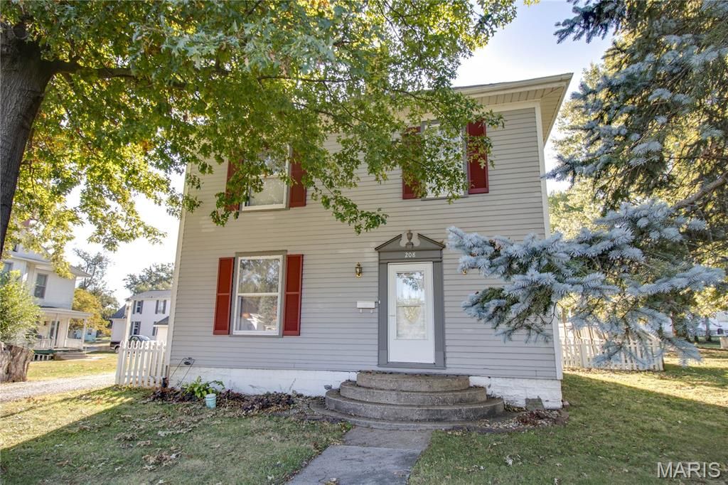 Image 3 of property listing at 208 E Spruce Street, Jerseyville, IL 62052