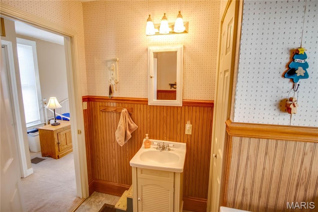 Image 22 of property listing at 208 E Spruce Street, Jerseyville, IL 62052