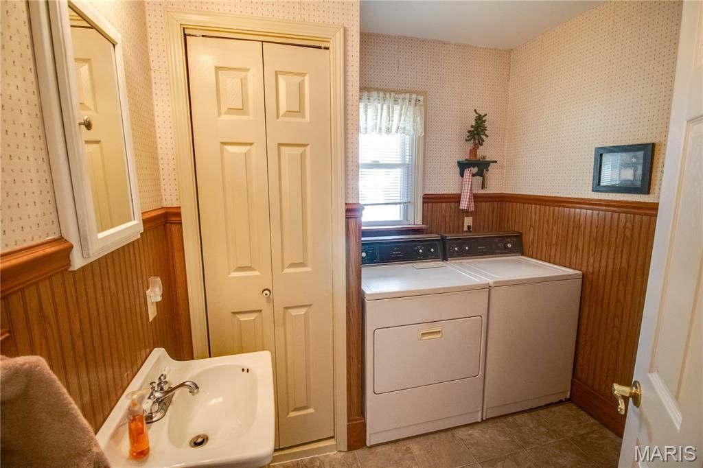 Image 23 of property listing at 208 E Spruce Street, Jerseyville, IL 62052