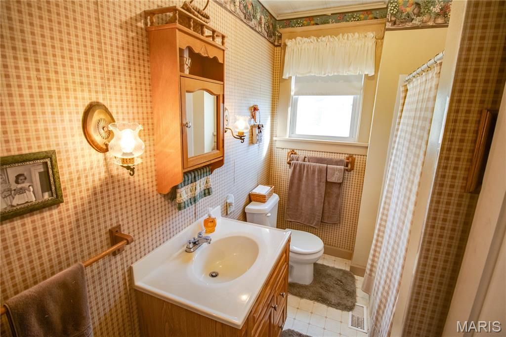 Image 29 of property listing at 208 E Spruce Street, Jerseyville, IL 62052
