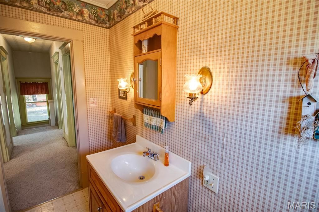 Image 30 of property listing at 208 E Spruce Street, Jerseyville, IL 62052
