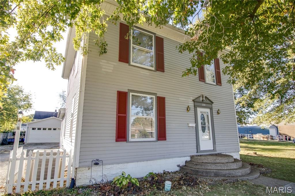 Image 4 of property listing at 208 E Spruce Street, Jerseyville, IL 62052