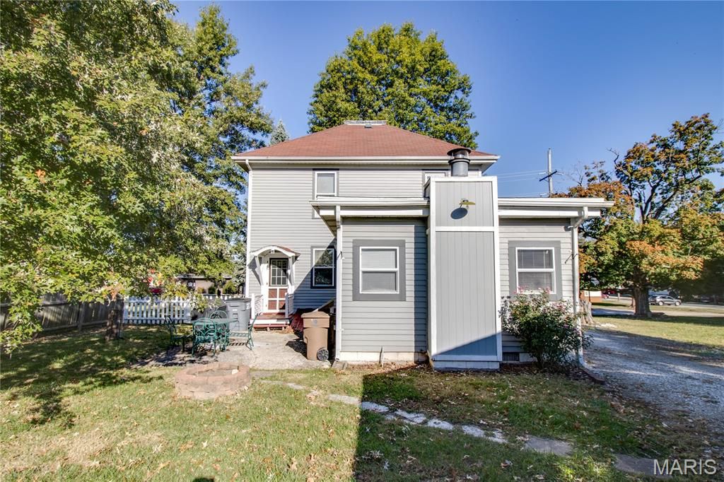 Image 36 of property listing at 208 E Spruce Street, Jerseyville, IL 62052