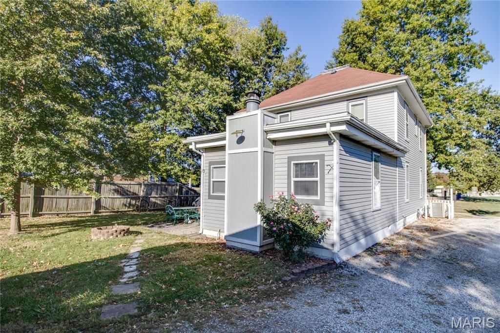 Image 37 of property listing at 208 E Spruce Street, Jerseyville, IL 62052