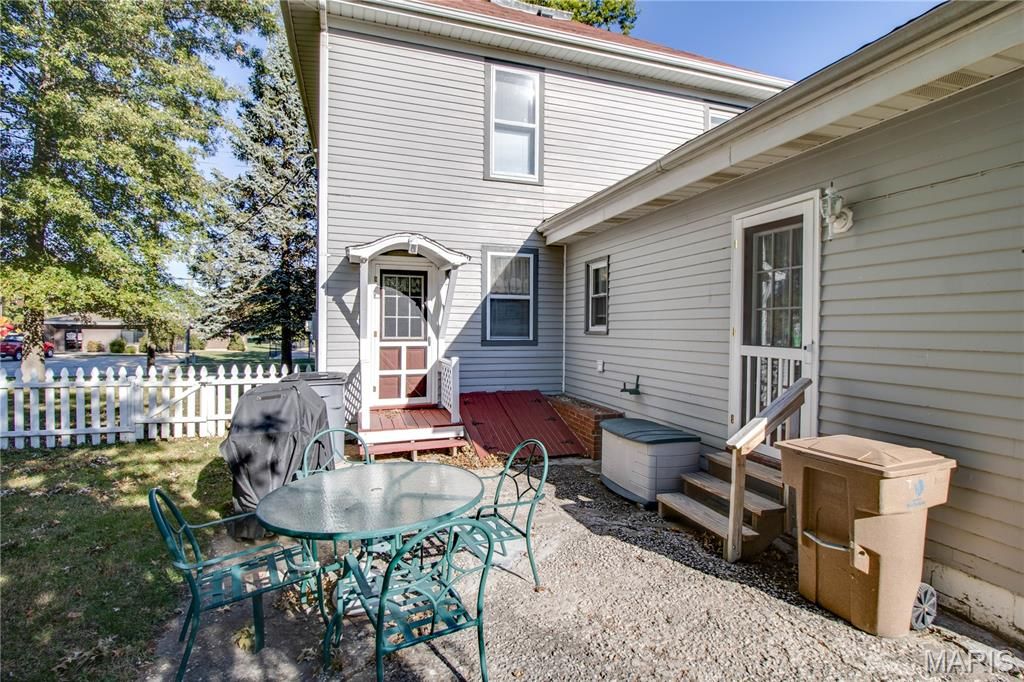 Image 38 of property listing at 208 E Spruce Street, Jerseyville, IL 62052