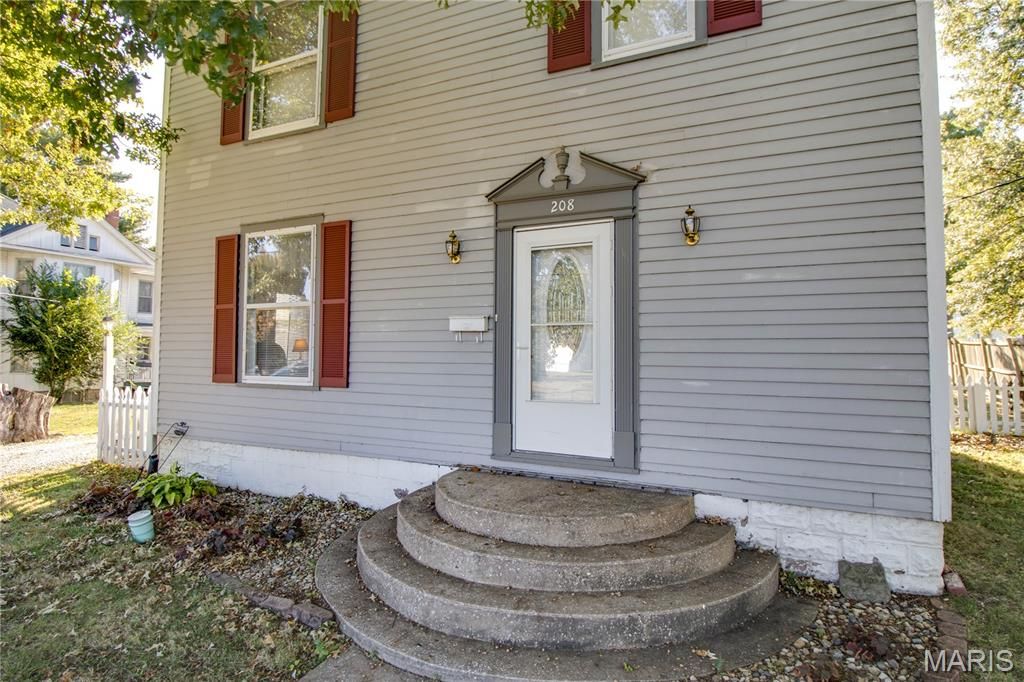 Image 5 of property listing at 208 E Spruce Street, Jerseyville, IL 62052