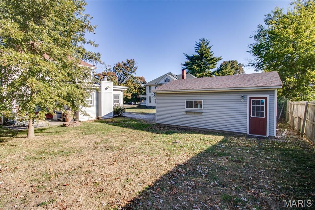 Image 41 of property listing at 208 E Spruce Street, Jerseyville, IL 62052