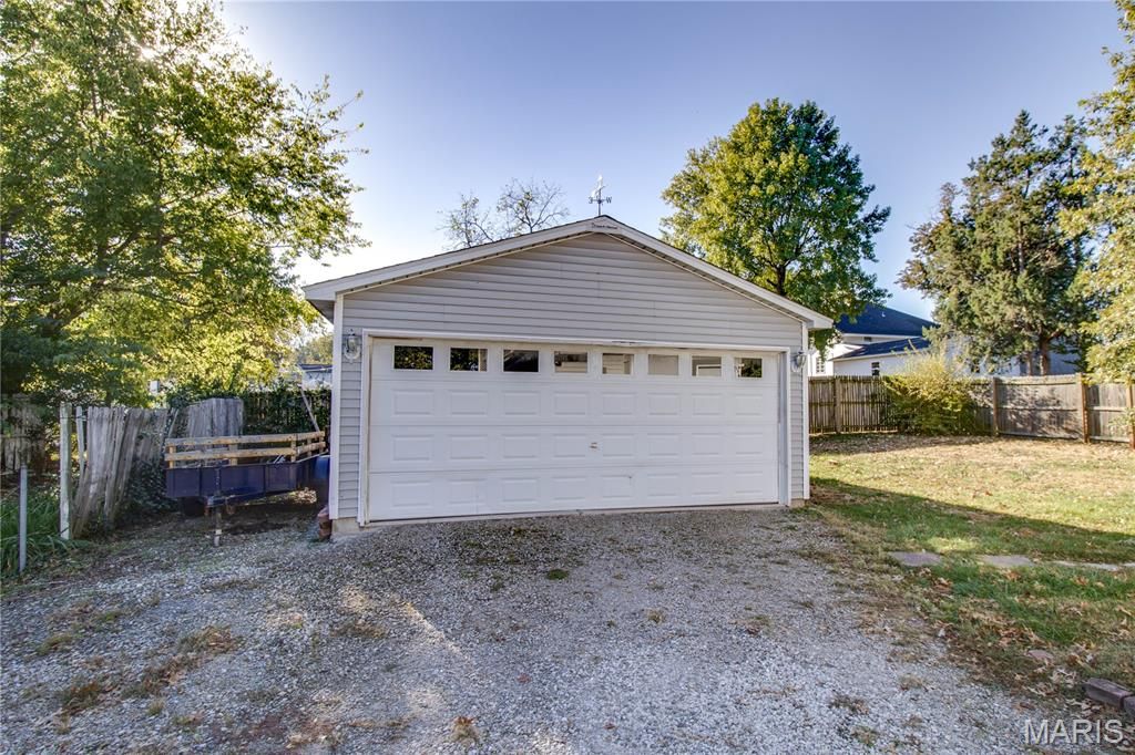 Image 42 of property listing at 208 E Spruce Street, Jerseyville, IL 62052