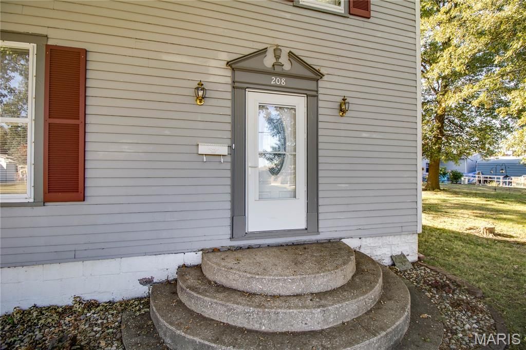 Image 6 of property listing at 208 E Spruce Street, Jerseyville, IL 62052